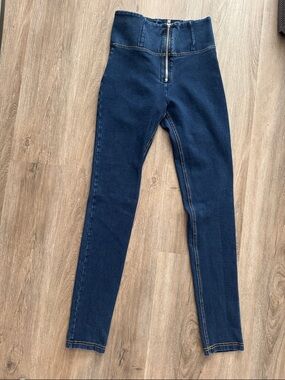 Freddy jeans WRUP Denim - High Waisted Dark Blue + Yellow Stitching
